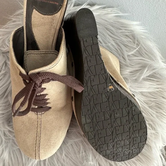 Diane Von Furstenberg Cream and Brown Mules with Elegant Design - Picture 5 of 6